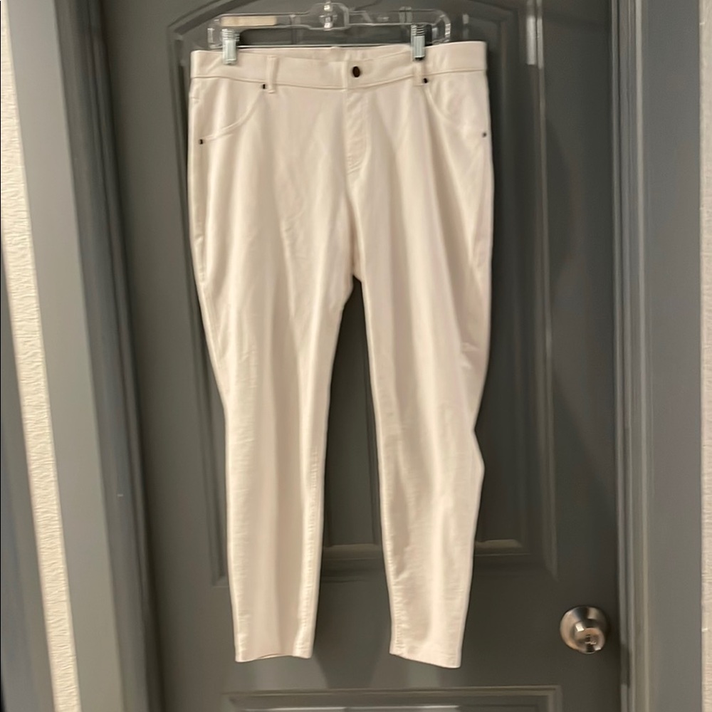 HUE White Skinny Jeans with Sleek Design